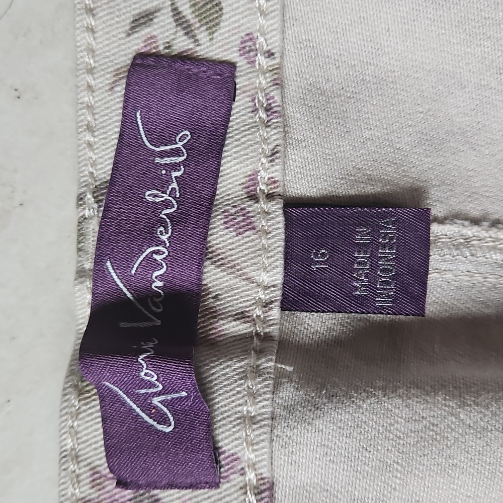 NWT Gloria Vanderbilt Floral Print Amanda Shorts [Size 16] - Picture 2 of 6